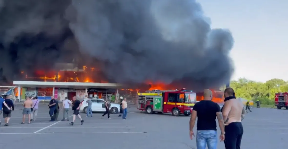 VIDEO: „Počet obětí nelze odhadnout.“ Rusové zasáhli  nákupní centrum plné lidí