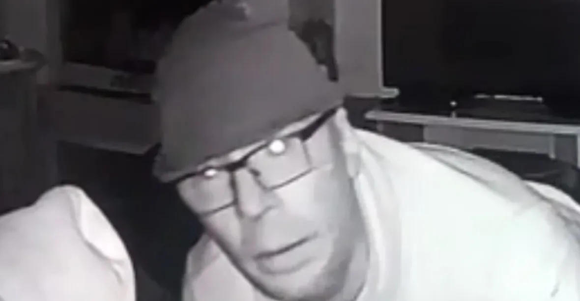 VIDEO: S nožem za pasem leze v noci do domů. Nezvaný host seděl i vedle spící dívenky
