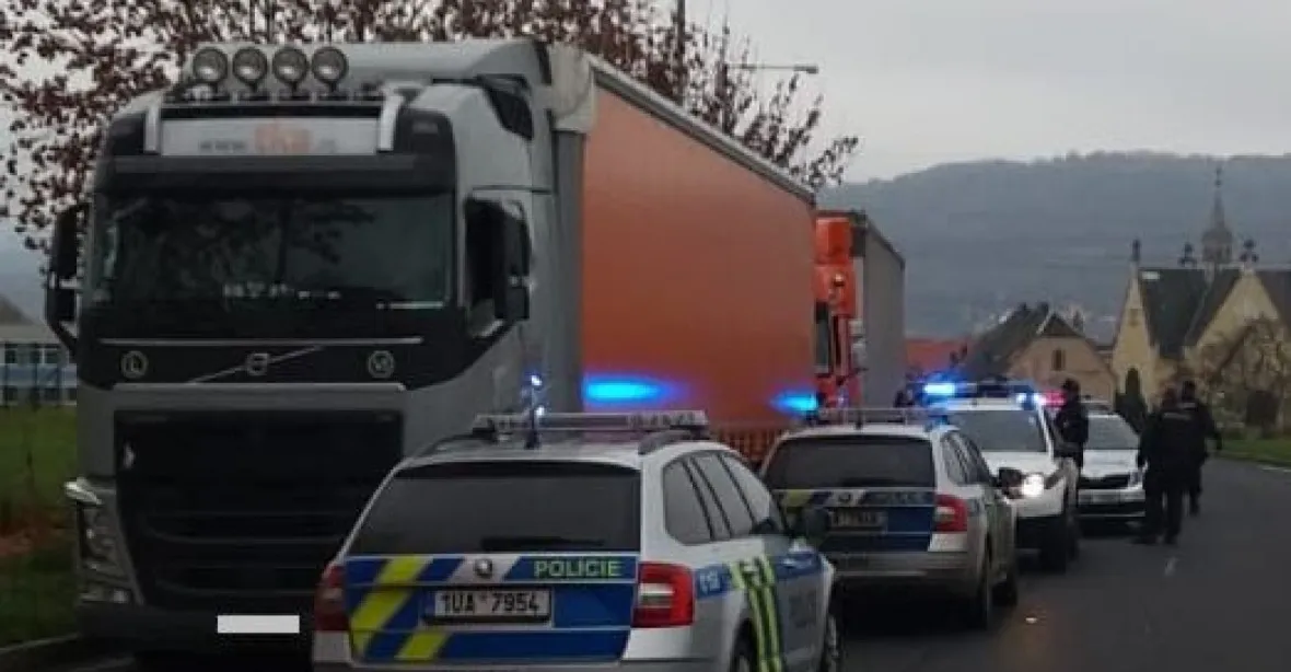 Z kamionu odstaveného u Prahy vylezlo osm migrantů, sedm z nich zadržela policie