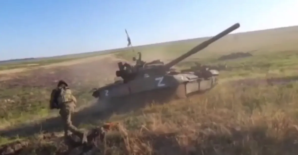 VIDEO: „Takhle se kradou Rusákům tanky.“ Čeští dobrovolníci na Ukrajině se pochlubili kořistí