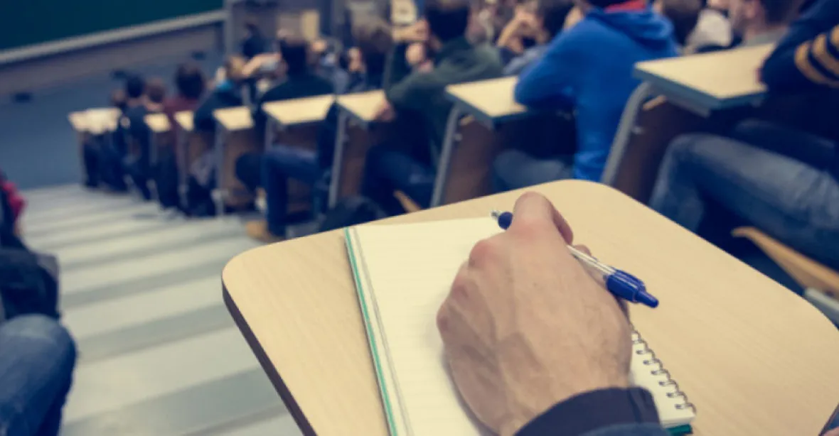Ruská studentka si stěžuje na diskriminaci ohledně zkoušky. „Svrhni Putina,“ vzkázal jí český profesor