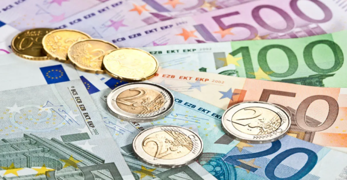 Euro se propadlo vůči dolaru nejníže za 20 let