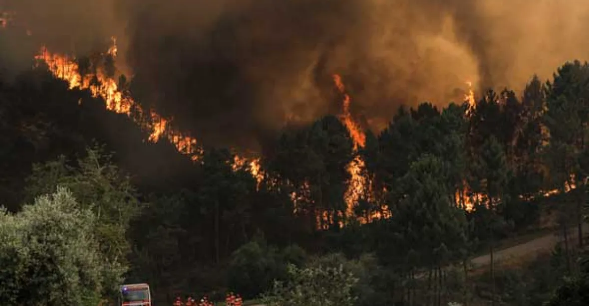 Evropu spalují vedra, prázdninové ráje v plamenech. V Portugalsku zemřely stovky lidí, Británie čeká 40 stupňů