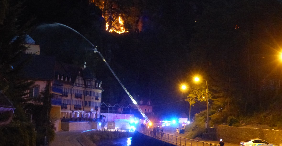 Vítr rozdmýchal požár v Českém Švýcarsku. Kouř je cítit na sto kilometrů