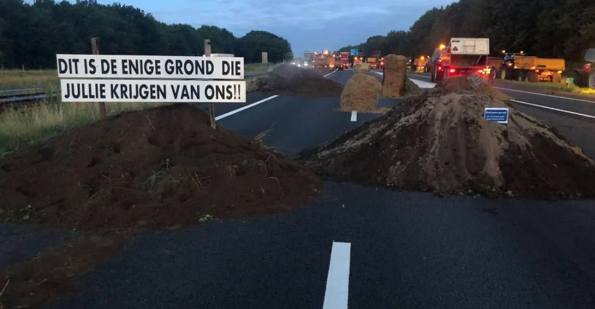 Balíky sena v plamenech a hnůj na dálnicích. Nizozemští farmáři neustupují a stupňují protesty