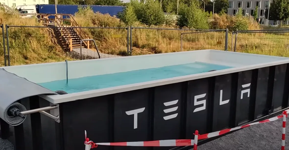 Tesla buduje bazény u nabíjecích stanic
