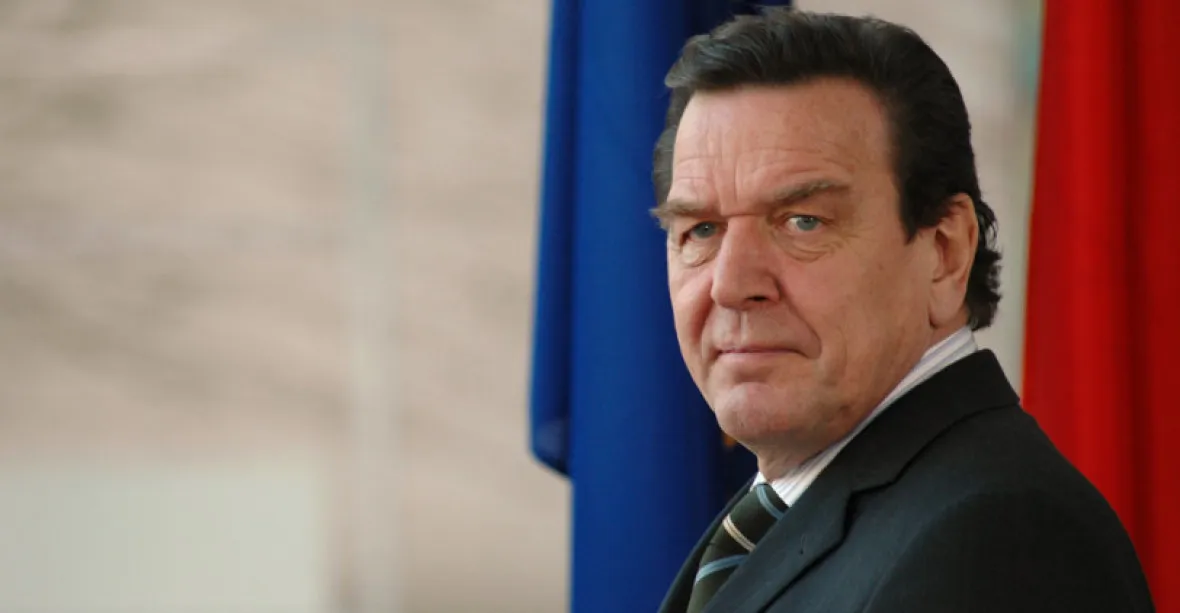 Exkancléř Schröder zažaloval parlament, chce zpět peníze na kancelář