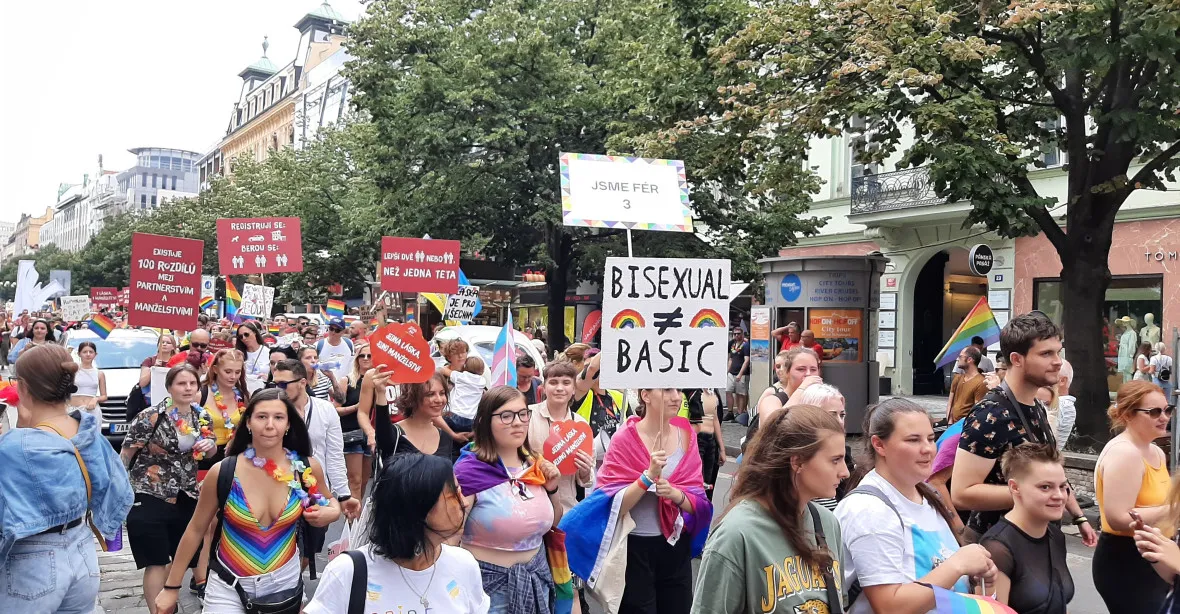 GALERIE: Přes padesát tisíc lidí v průvodu leseb, gayů a dalších sexuálních menšin v centru Prahy