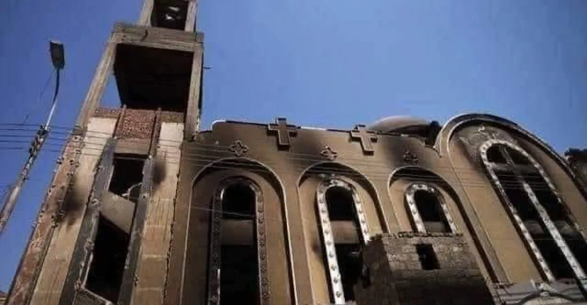 Kostel v plamenech. Požár v Egyptě si vyžádal přes 40 mrtvých, většinou dětí