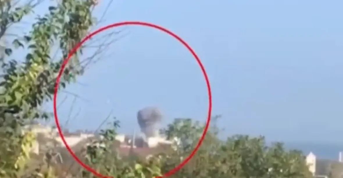 VIDEO: Sebevražedný dron kličkoval na obloze. Pak zasáhl velitelství ruské flotily