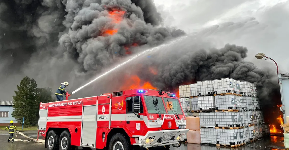 VIDEO: Mohutný požár chemikálií v průmyslovém areálu. Specialisté měřili únik do ovzduší