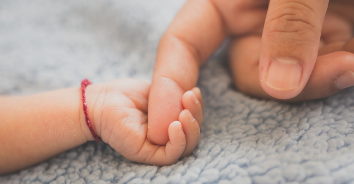 Porody císařským řezem na čas snižují kvalitu mateřského mléka, ukázal výzkum