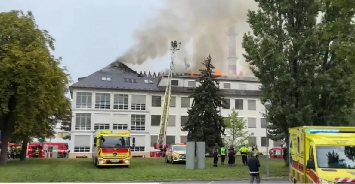V Ústřední vojenské nemocnici hoří střecha pavilonu