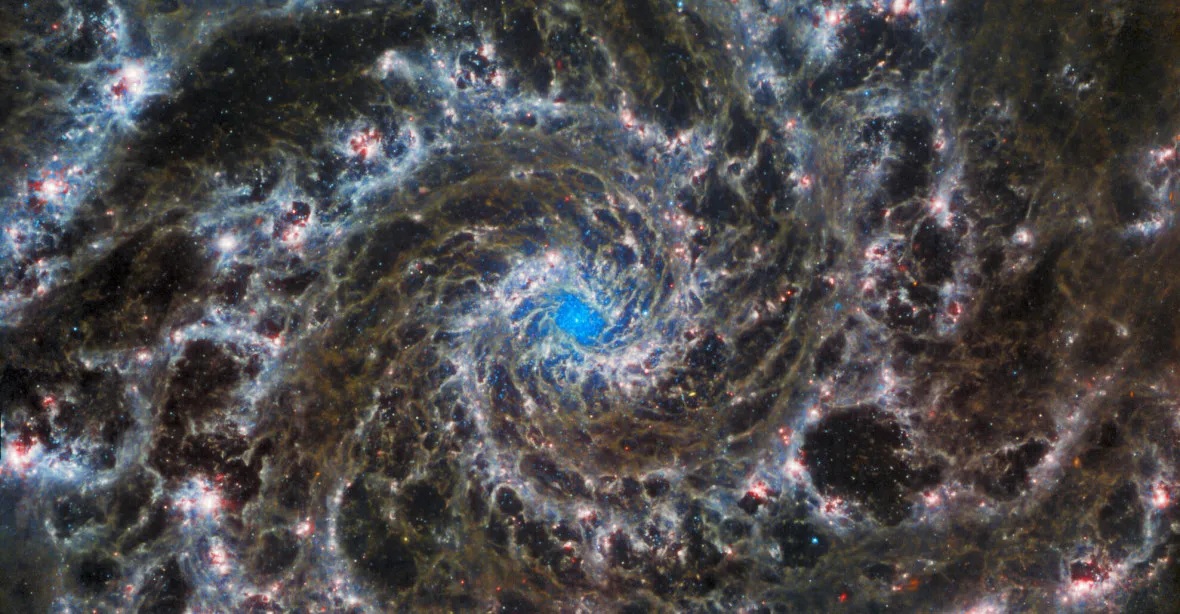 GALERIE: Webbův teleskop prozkoumal srdce galaxie vzdálené 32 milionů světelných let