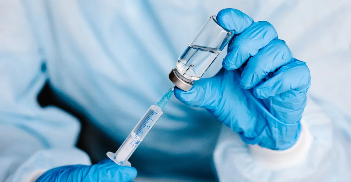 EMA doporučila použití upravených vakcín cílených na omikron