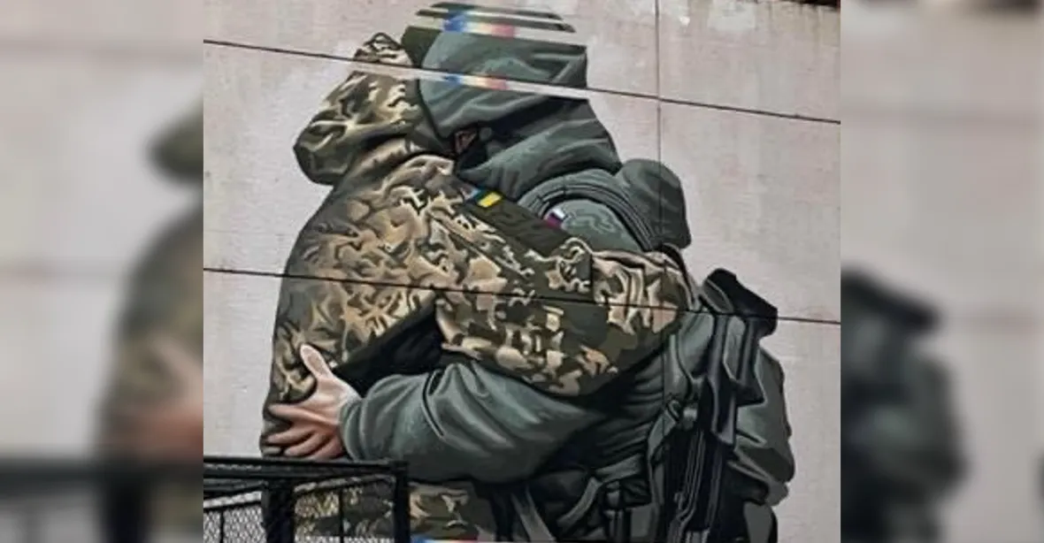 Namaloval objímajícího se ruského a ukrajinského vojáka. Po protestech Ukrajinců musí malbu přemalovat