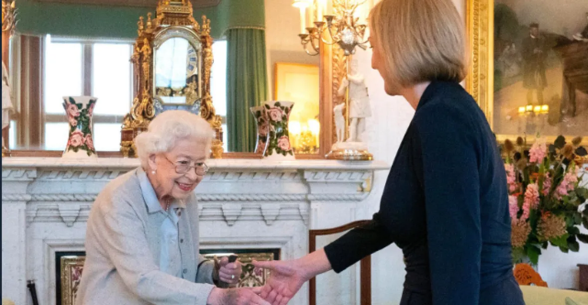 Liz Trussová se stala britskou premiérkou, jmenovala ji královna