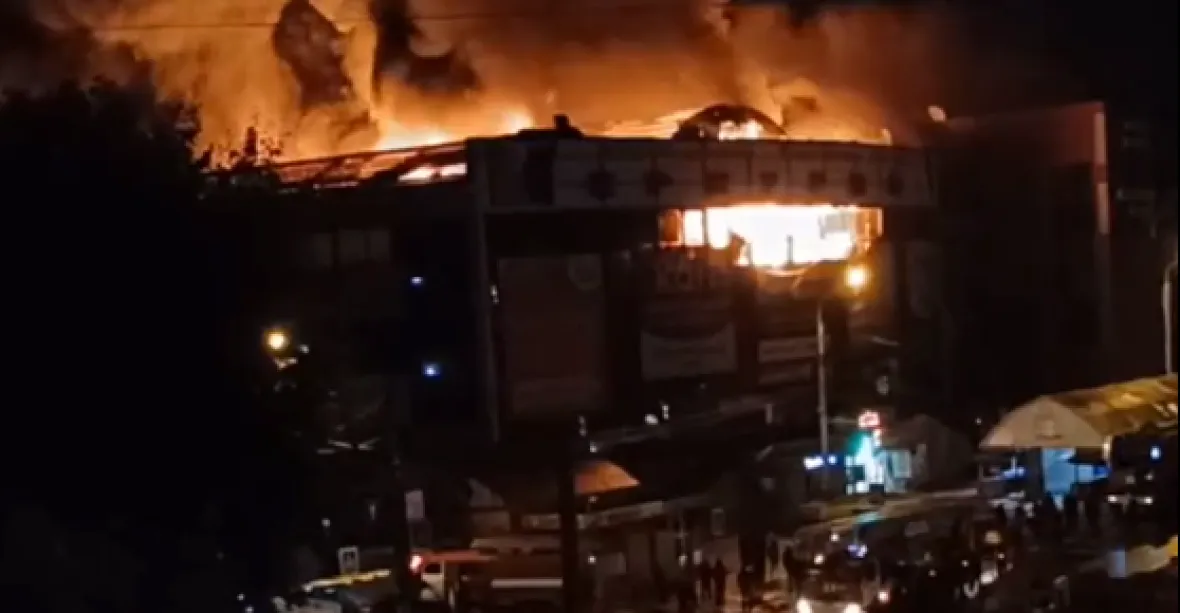 V ruském městě Ufa hoří nákupní centrum, zasahují desítky hasičů
