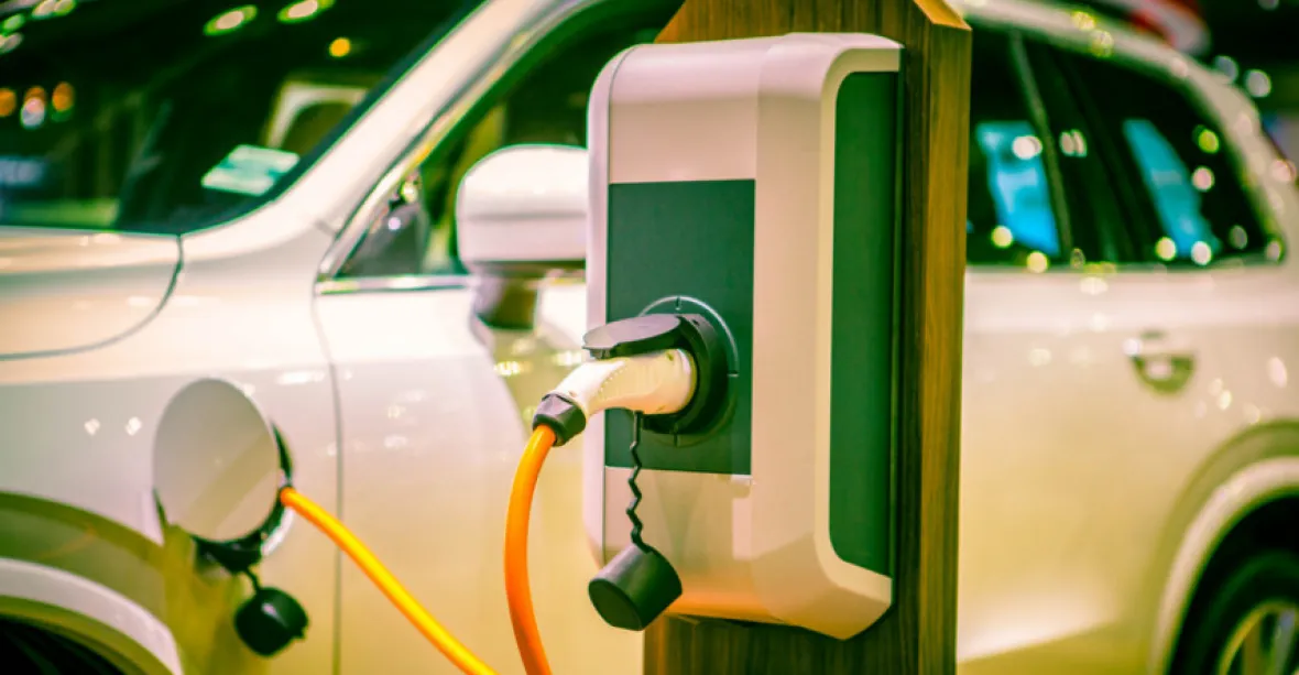 Elektromobilita se zhroutí, ztrácí své kouzlo kvůli cenám energií, varují experti