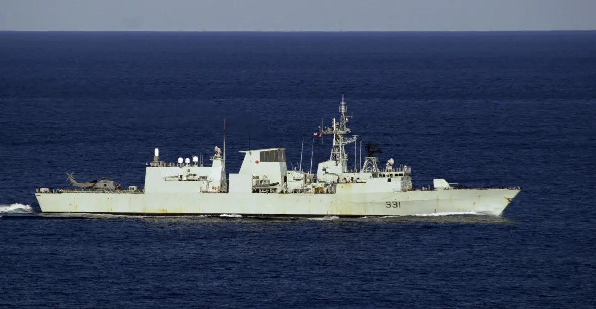 Tchajwanským průlivem propluly bojové lodě USA a Kanady