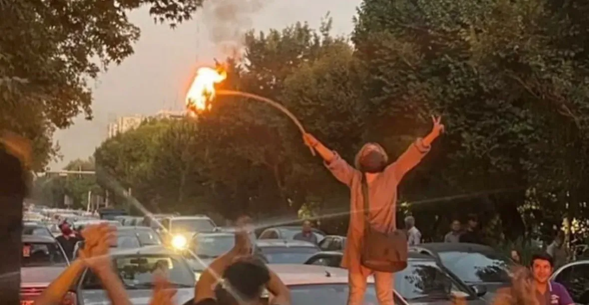 Nezvyklé protesty a pálení hidžábů v Íránu. Zemřelo už 31 lidí