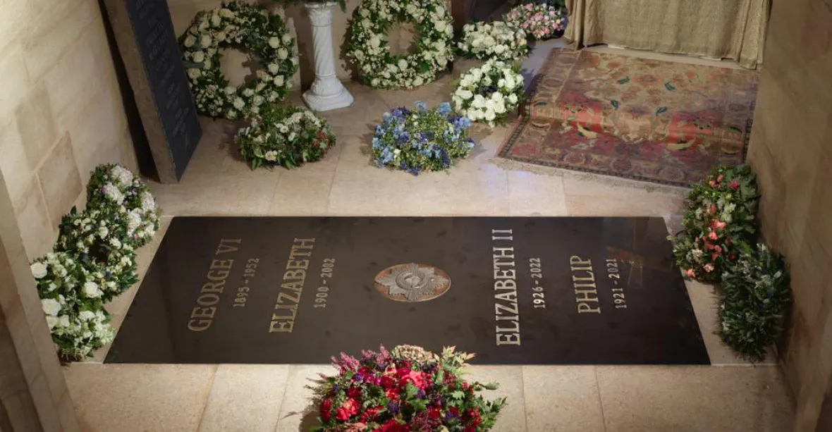 Královská rodina zveřejnila první snímek náhrobního kamene Alžběty II.