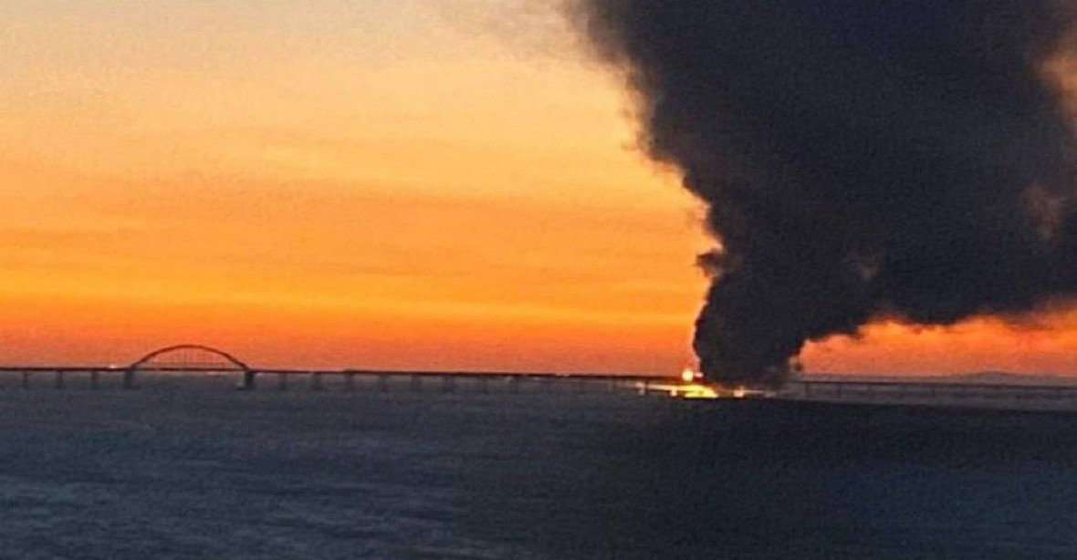 VIDEO: Kerčský most v plamenech. Na spojnici s Krymem podle Ruska vybuchla nálož