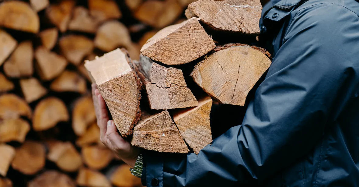 Doba dřevěná zasáhla Evropu. Je nedostatek paliva i krbů