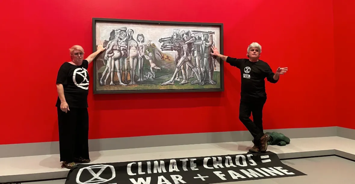 Klimatičtí aktivisté se přilepili k obrazu Picassa