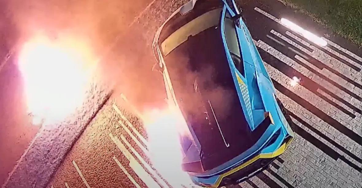 VIDEO: Žhář zapálil v Praze Lamborghini za 11 milionů. Sám při tom vzplál