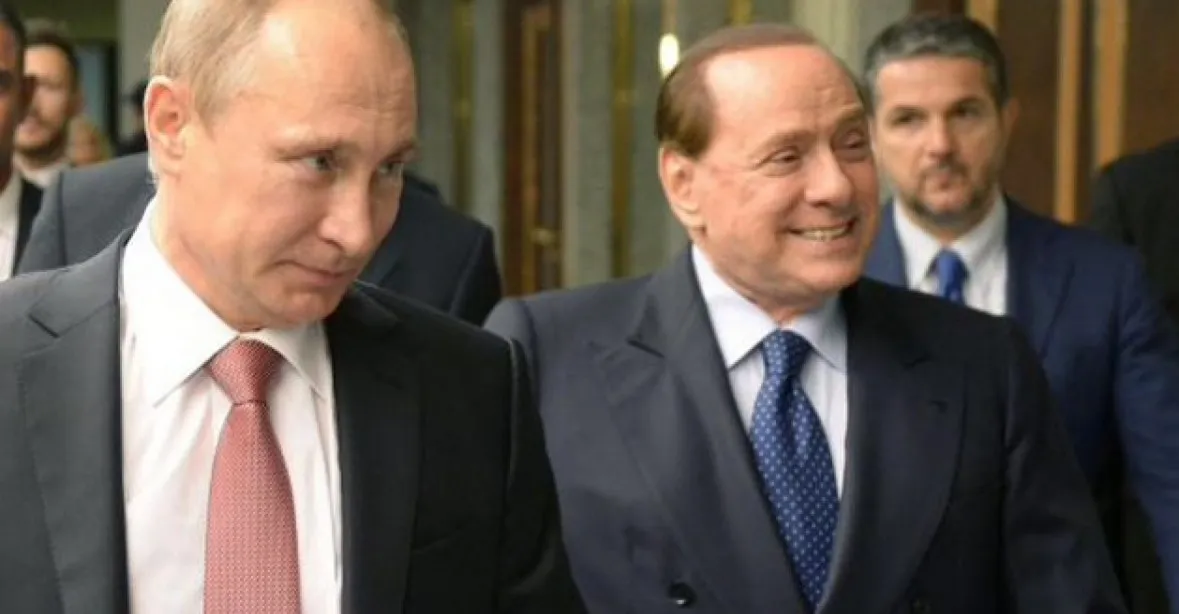 Berlusconi opět pobouřil Itálii. Měl si vyměňovat „milé“ dopisy a dárky s Putinem