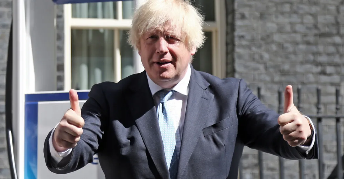 Johnson se vrací do Británie, znovu chce do čela strany. Může to vyvolat chaos