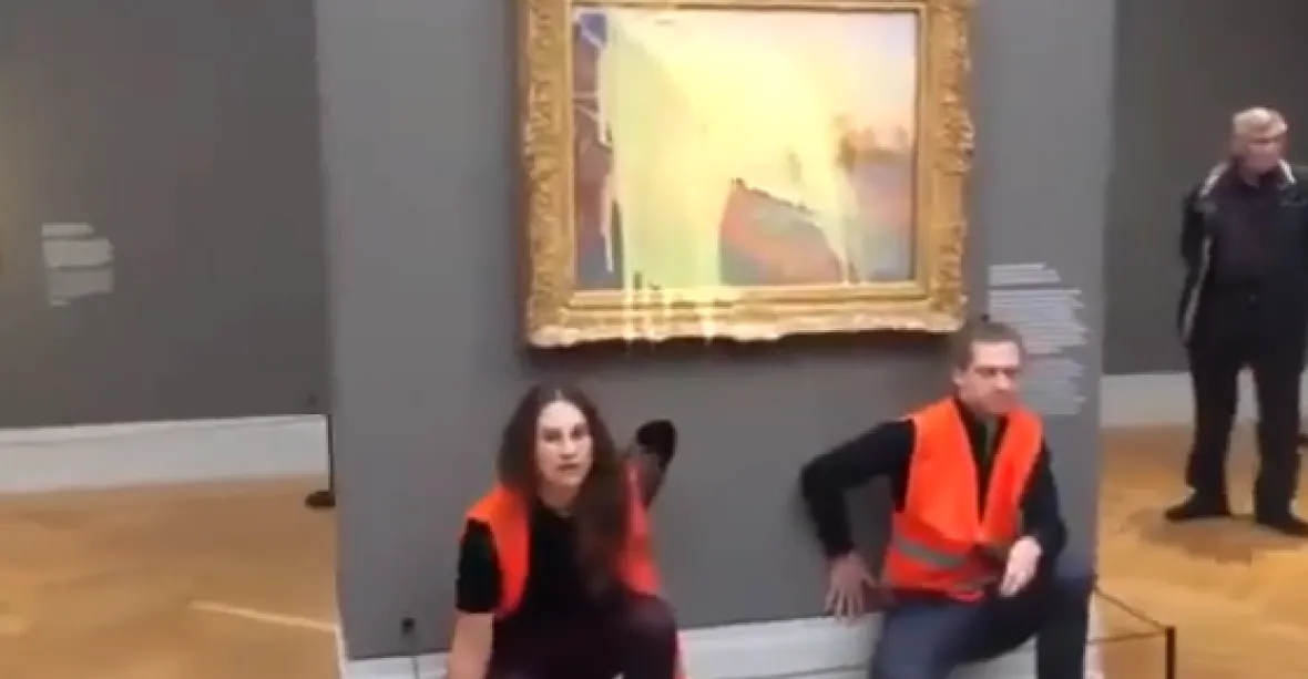 Aktivisté polili Monetův obraz bramborovou kaší. Chtěli upozornit na „klimatickou katastrofu“