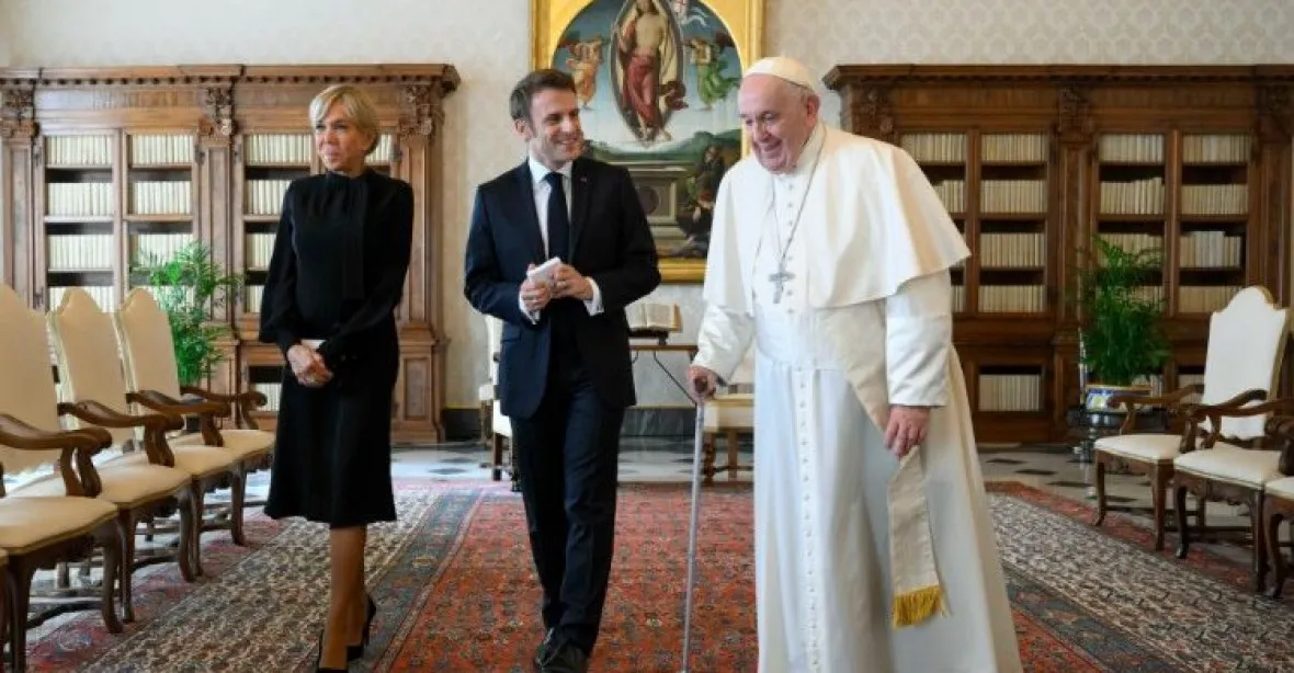 Macron chce dostat Bidena a Putina za jednací stůl. Oslovil papeže