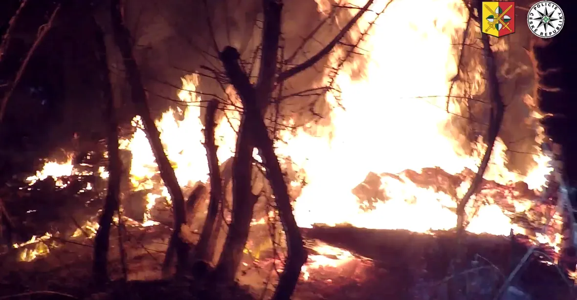 Muž kvůli neshodám zapálil chatku, policie ho obvinila z upálení dvou lidí