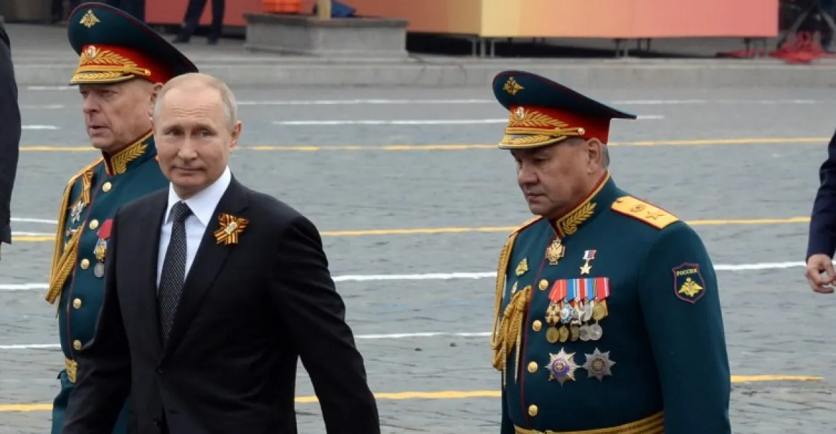 Částečná mobilizace v Rusku byla dokončena, ohlásil ministr obrany Šojgu Putinovi