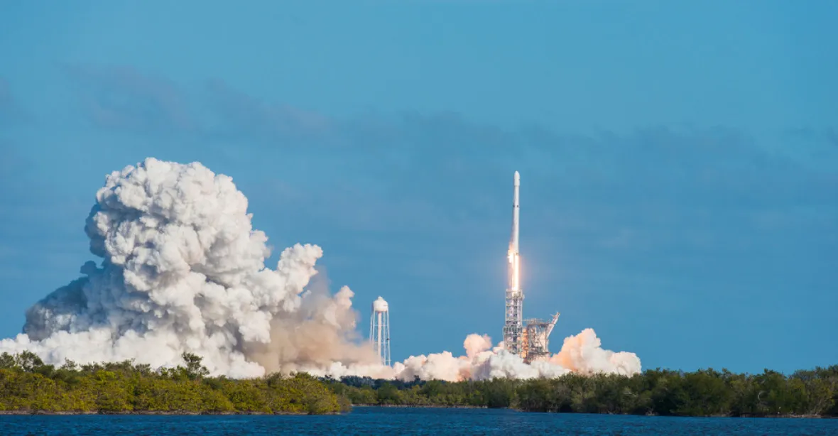 Space X vypustil do vesmíru raketu Falcon Heavy. Vynesla i utajovaný náklad