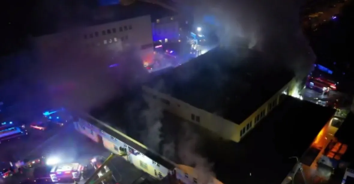 Požár v centru Benešova. Hasiči se chystali na celonoční zásah