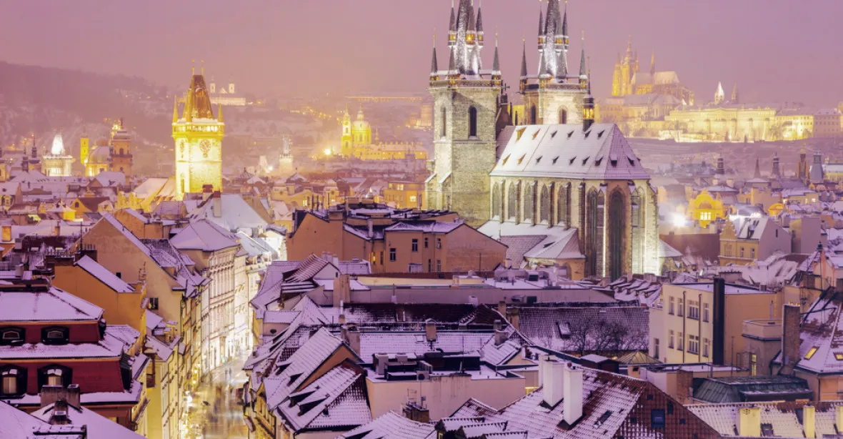 První sníh na silnicích, v Praze vyjely sypače. Dál platí výstraha před náledím