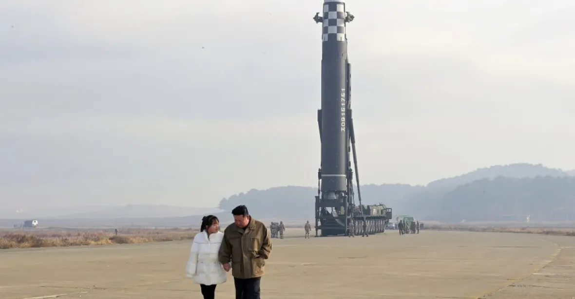 OBRAZEM: Kim Čong-un poprvé světu ukázal svoji dceru. Vzal ji na odpal rakety