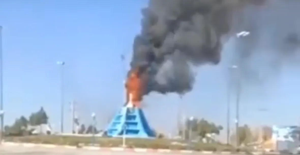 VIDEO: V Íránu vzplál pomník Sulejmáního. Protesty mají přes 300 obětí