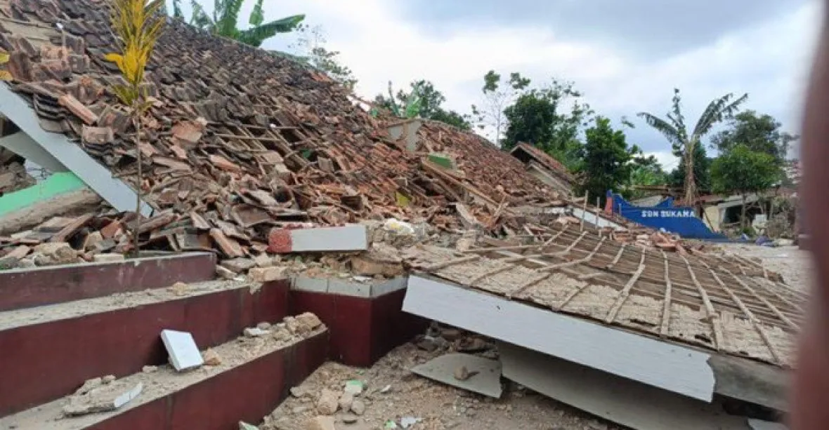 Indonésii zasáhlo silné zemětřesení, mrtvých je přes šedesát