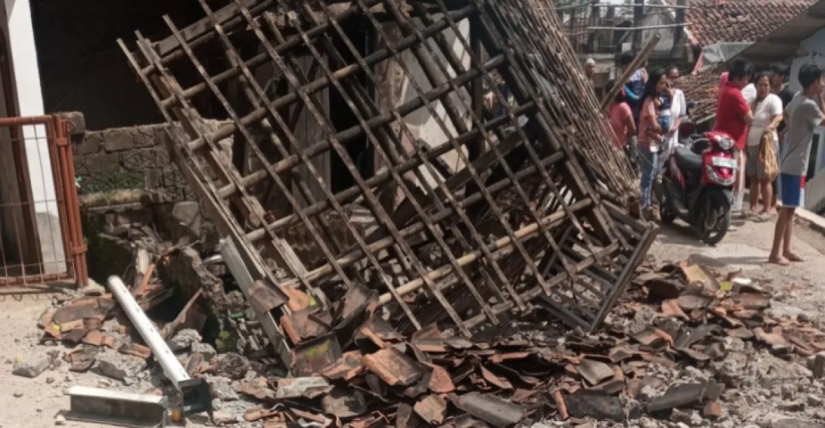 Zemětřesení v Indonésii si vyžádalo další životy. Mezi mrtvými převládají děti