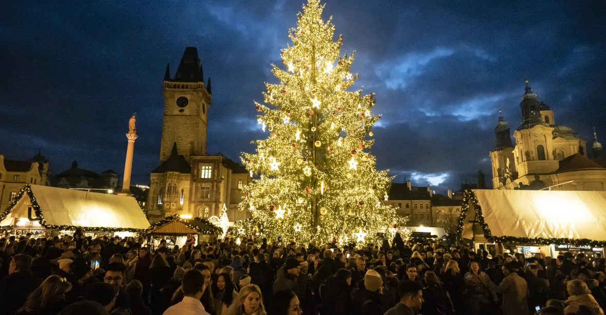 GALERIE: Praha má nový vánoční strom, tísnily se u něj tisíce lidí