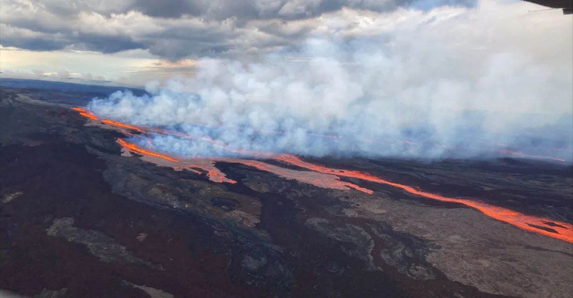 VIDEO: Neuvěřitelná podívaná. Láva prýští z několika trhlin sopky Mauna Loa na Havaji