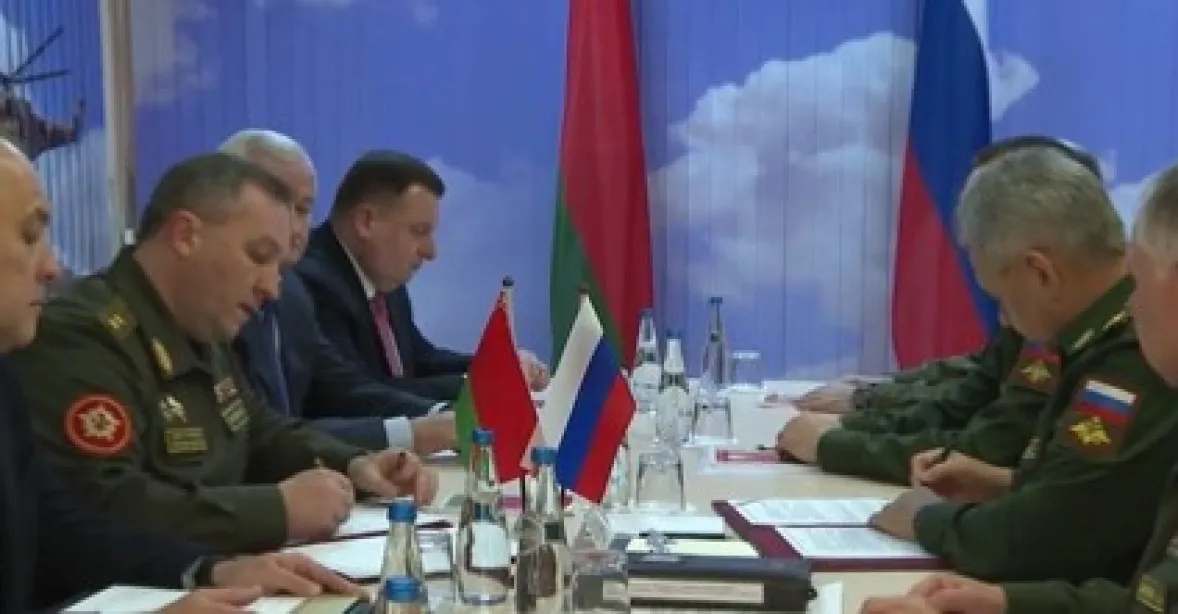 Šojgu nečekaně navštívil Lukašenka. Jednali o posílení spolupráce armád
