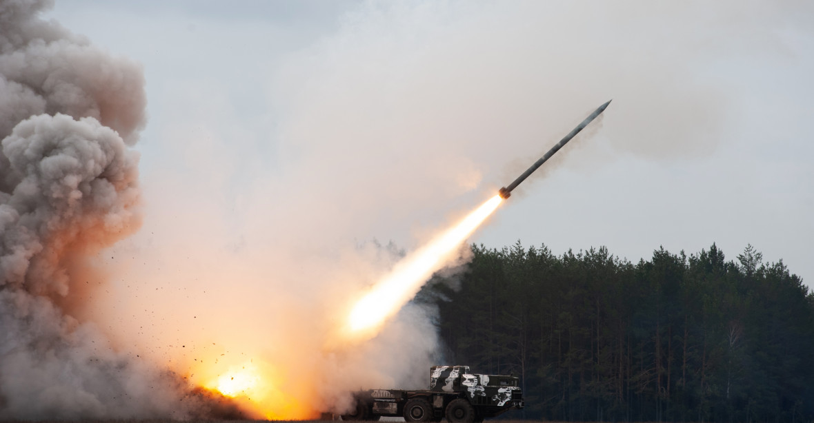 Ukrajina vyhlásila letecký poplach. Rusové ostřelují raketami energetickou infrastrukturu