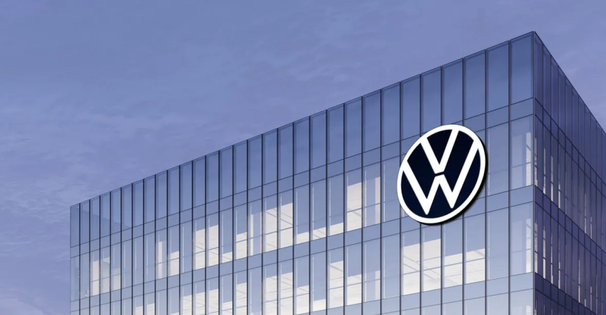 Volkswagen o měsíce odkládá rozhodnutí o možné továrně na baterie v Česku