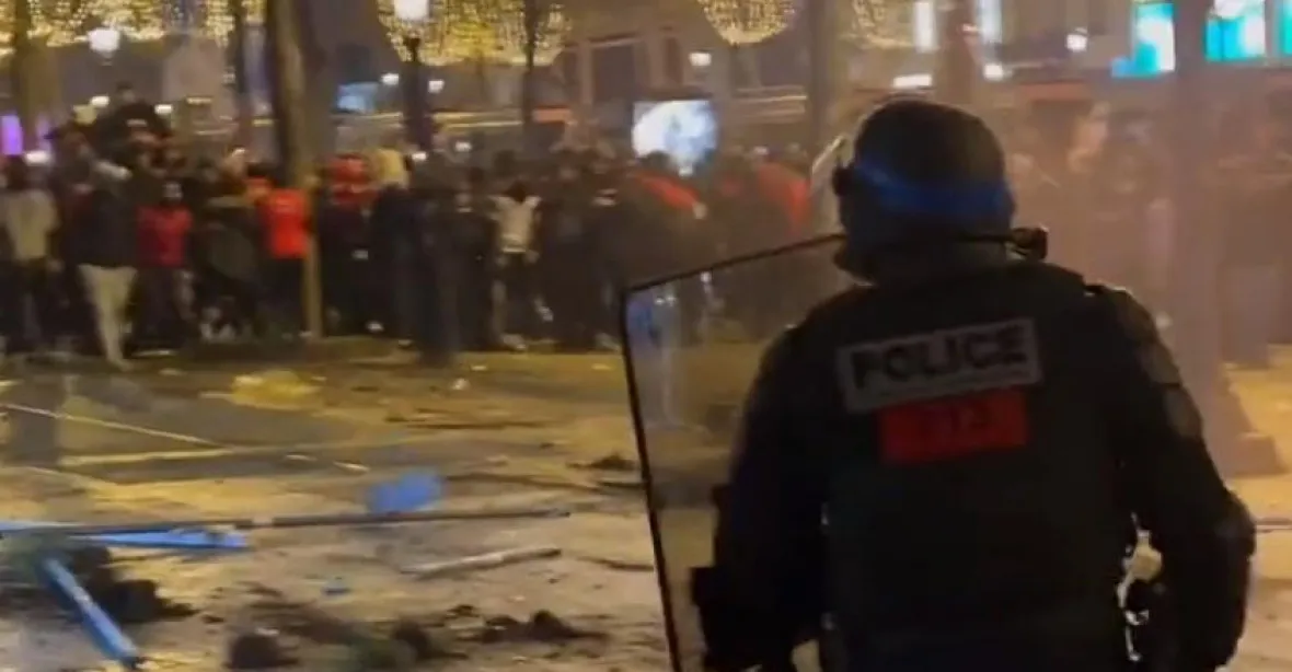 Na Champs-Élysées vypukly po vítězství Maroka nepokoje