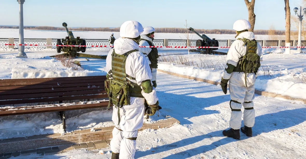 Moskva chce podpořit bojového ducha vojáků na frontě. Pořádá sbírku akordeónů a balalajek